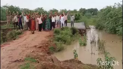 धौलपुर: हरजूपुरा मार्ग पर टूटी पुलिया दे रही हादसों को न्योता, लोगों ने किया विरोध प्रदर्शन 
#jansamasya