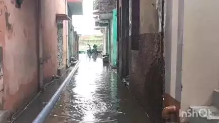 धामपुर: नहटौर के मोहल्ला तकीयागढ़ी पूर्वी में पानी की निकासी न होने से जलभराव, पालिका ने पानी निकालना शुरू किया