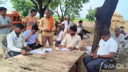 अतरौली: ओंधाखेड़ा गांव में ग्रामीणों की शिकायत पर राशन डीलर की जांच करने पहुंचे पूर्ति निरीक्षक