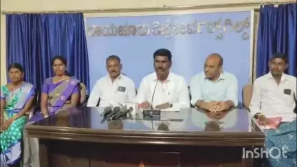 ಸಿಂಧನೂರು: ನಗರದ ಪತ್ರಿಕಾ ಭವನದಲ್ಲಿ ಗ್ರಾಮದ ನಿವಾಸಿ ಹಂಪಯ್ಯ ನಾಯಕ್, ಮಲ್ಲದಕಲ ಗ್ರಾಮ ಪಂಚಾಯಿತಿಯಲ್ಲಿ ಪಿಡಿಒ ಅವ್ಯವಹಾರ: ಅಮಾನತಿಗೆ ಒತ್ತಾಯ