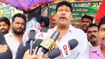 రూ.13 వేల జీతంతో కుటుంబ పోషణ కష్టంగా ఉంది: మండపేట లో మున్సిపల్ ఇంజనీరింగ్ కార్మికుల ఆవేదన