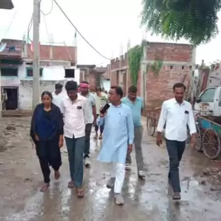 कोरांव: नगर पंचायत अध्यक्ष ने मोहर्रम के पूर्व आजाद नगर मोहल्ले में साफ-सफाई का लिया जायजा, कर्मियों को दिए आवश्यक दिशा-निर्देश