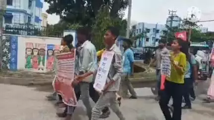 রায়গঞ্জ: যোগ্য চাকরিহারা শিক্ষকদের দ্রুত স্কুলে ফেরানোর দাবীতে কর্নজোড়ায় AIDSO র আন্দোলন, উপস্থিত সংগঠনের জেলা সম্পাদক