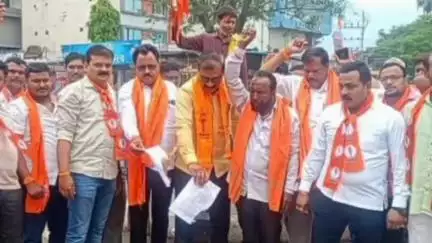 अचलपूर: जयस्तंभ चौकात उबाठा शिवसेनेतर्फे हिंदी सक्तीच्या निर्णयाची होळी
