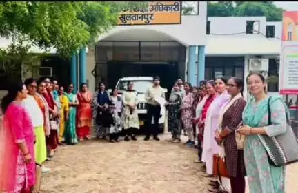सुल्तानपुर: महिला शिक्षक संघ ने विद्यालय पेयरिंग व्यवस्था के विरोध में बीएसए कार्यालय में बीएसए को सौंपा ज्ञापन