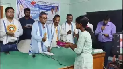 নামখানা: নামখানার মাধ্যমিক ও উচ্চ মাধ্যমিক কৃতি ছাত্র-ছাত্রীদের হাতে কিছু উপহার তুলে দিলেন সুন্দরবন উন্নয়ন মন্ত্রী