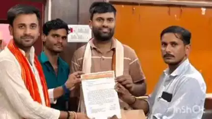 नानपारा: रिसिया में बीजीपी युवा मोर्चा के कार्यकर्ताओं ने ईओ और एसडीएम को सौंपा ज्ञापन, राष्ट्रीय ध्वज स्थापना की मांग की