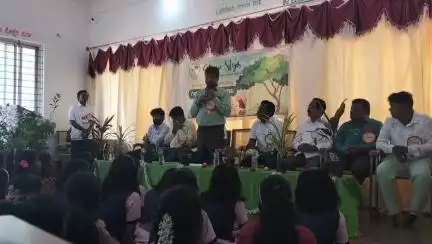 ಚಳ್ಳಕೆರೆ: ನಗರದ ಮುರಾರ್ಜಿ ದೇಸಾಯಿ ವಸತಿ ಶಾಲೆಯಲ್ಲಿ ಪರಿಸರ ದಿನಾಚರಣೆ ಕಾರ್ಯಕ್ರಮ