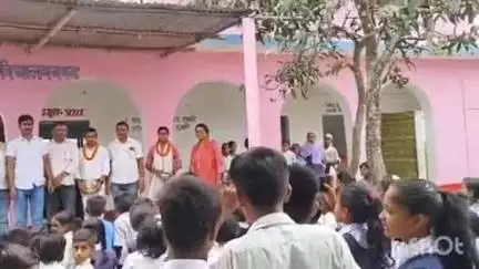 कृत्यानंद नगर: गंगेली पंचायत के मध्य विद्यालय चपय में शिक्षक के स्थानांतरण पर विद्यालय परिसर में विदाई समारोह हुआ