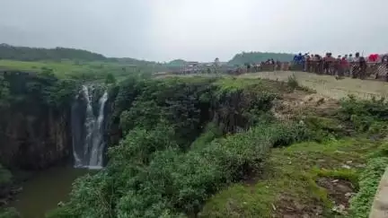 मल्हारगंज: पर्यटक स्थलों पर कलेक्टर के आदेश से सख़्ती बढ़ी, सेल्फी के लिए जान जोखिम में डालने वालों पर चोरल, पातालपानी में एफआईआर