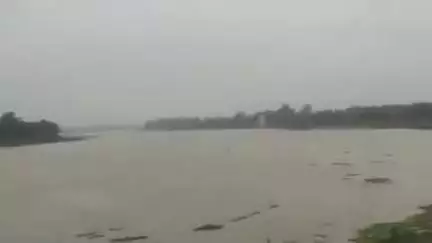 उदयपुरा: नर्मदा नदी का जलस्तर तेज़ी से बढ़ा, रेत घाट से जल उठाया गया