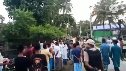 নগাঁও: মাহেৰিপাৰাত ভূমি বিবাদ নিষ্পত্তি কৰা বাবে অনুষ্ঠিত ৰাজহুৱা বৈঠকত ভয়ংকৰ মাৰপিটৰ ঘটনাত আহত তিনিজনক চিকিৎসালয়ত ভৰ্তি
