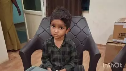 తప్పిపోయిన బాలున్ని తల్లిదండ్రుల వద్దకు చేర్చిన ఆత్మకూరు పోలీసులు.