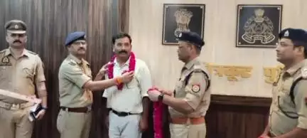 कर्वी: पुलिस कार्यालय स्थित राघव प्रेक्षागार में सेवानिवृत हो रहे पुलिस कर्मियों को दी गई विदाई