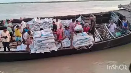 মানিকচক: প্রশাসনের সূচনার পরেই মানিকচক ঘাট এলাকায় ভাঙ্গন আটকাতে জোর কদমে কাজ শুরু হয়েছে