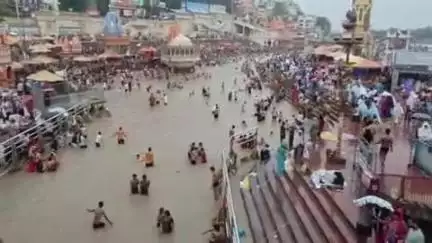 हरिद्वार: पहाड़ों पर हो रही बारिश से गंगा में बढ़ी सिल्ट की मात्रा, हरकी पैड़ी पर बहने वाली गंगा का पानी रोका गया
