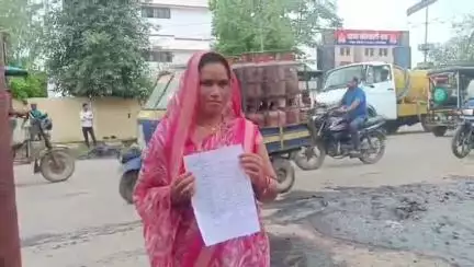 राठ: राठ क्षेत्र के पथनौड़ी गांव में जमीनी विवाद के चलते महिला ने अपने जेठ पर धमकाने का लगाया आरोप