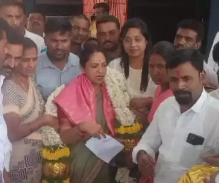 ಚಳ್ಳಕೆರೆ: ತಾಲ್ಲೂಕಿನ ಮಾಯಸಂದ್ರ ಕರಿಯಮ್ಮ ದೇವಾಲಯಕ್ಕೆ ಮಹಿಳಾ ಆಯೋಗದ ಅಧ್ಯಕ್ಷೆ ನಾಗಲಕ್ಷ್ಮೀ ಔಧರಿ ಭೇಟಿ