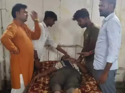चंदला: चंदला-अजयगढ़ मार्ग पर बैल से टकराकर बाइक सवार घायल, सरपंच ने चंदला अस्पताल पहुंचाया