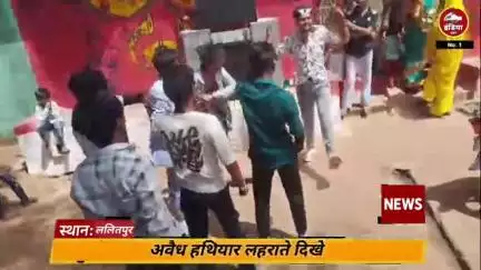 ललितपुर जिले के तालबेहट क्षेत्र तरगुवां गांव में अवैध तमंचा लहराते और ठुमके लगाते हुए दिखे मचलने युवक वीडियो वायरल
