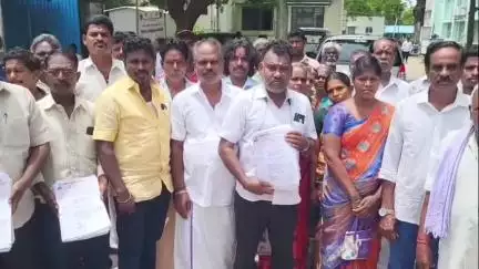 காஞ்சிபுரம்: சூரியகுலம் வண்ணார் சங்கம் சார்பில் வீட்டுமனை பட்டா மற்றும் சலவைப் பெட்டி வேண்டி - மாவட்ட ஆட்சியர் இடத்தில் மனு