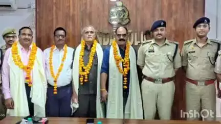 बांदा: SP बांदा ने सेवानिवृत्त कर्मियों को स्वस्थ एवं दीर्घायु जीवन की कामना के साथ स्मृति चिन्ह भेंट कर दी विदाई