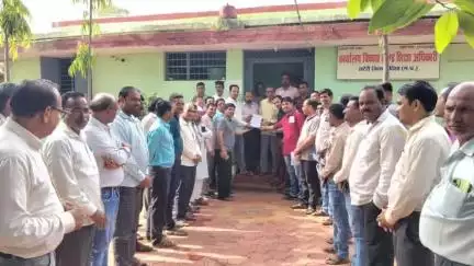 लटेरी: सभी विभागों में ई-अटेंडेंस योजना लागू करने की मांग को लेकर शिक्षक संघ ने सीएम के नाम तहसीलदार को सौंपा ज्ञापन