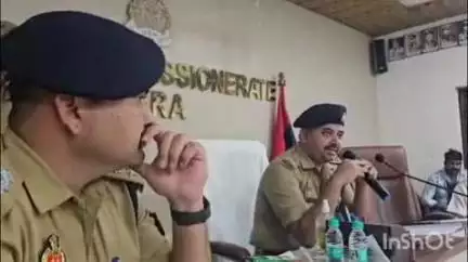 आगरा: आगरा की पुलिस लाइन में सेवानिवृत हो रहे 14 पुलिस अधिकारियों व कर्मचारियों के सम्मान में भव्य विदाई समारोह का आयोजन
