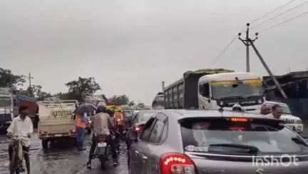 प्रतापपुर: महान 3 कोयला खदान के पास ट्रकों की पार्किंग न होने के कारण घंटों लगा जाम, आवागमन हुआ बाधित