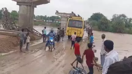 गौरिहार: बलरामपुर में उफान पर नदी, क्षतिग्रस्त पुल से जान जोखिम में डालकर गुजर रहे हैं लोग