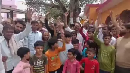 झांसी: बीडा परियोजना में विकास की उम्मीदों के बीच किसानों की बढ़ी चिंता, ग्राम बेदौरा में किसानों ने किया प्रदर्शन