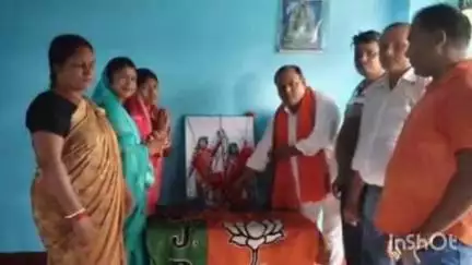मांडू: भाजपा रामगढ़ नगर परिषद मंडल द्वारा पोचरा में हुलदिवस पर चौपाल का आयोजन