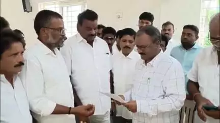 తక్షణమే దాళవ సీజన్ డబ్బులు రైతులు ఖాతాలో జమ చేయాలని పెద్దాపురం RDO కార్యాలయం వద్ద రైతుల నిరసన