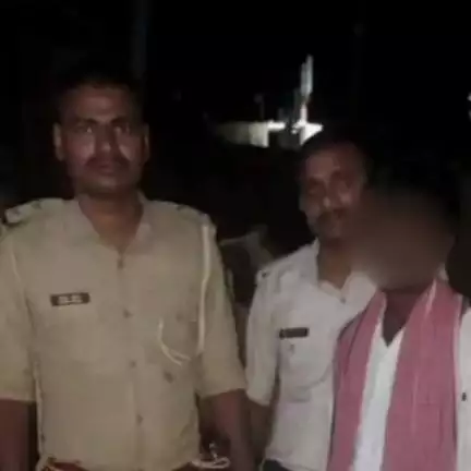 दुर्गावती: सावठ गांव से दुर्गावती पुलिस ने एक वारंटी को गिरफ्तार कर भभुआ जेल भेजा