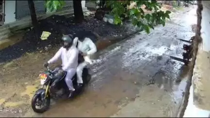कोंडागांव: कोंडागांव शीतलापारा में चैन स्नेचिंग की वारदात, बर्तन चमकाने के बहाने लूटा गया सोने का मंगलसूत्र, CCTV में कैद हुए आरोपी