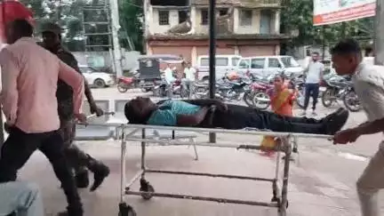 किस्को: तेज रफ्तार केटीएम बाइक पेड़ से टकराई, एक युवक गंभीर रूप से घायल, हेलमेट पहनने वाला सुरक्षित