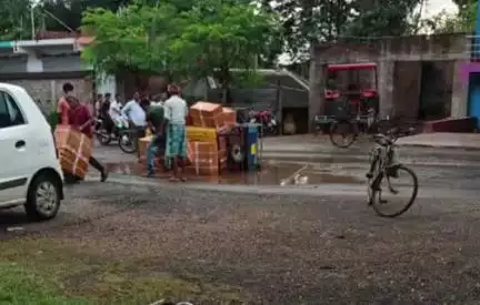 महेशपुर: महेशपुर-मुरारोई मुख्य सड़क पर चाप गांव के पास टोटो पलटा, चालक बाल-बाल बचा