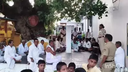 ಸಿಂಧನೂರು: ನಿಡಿಗೋಳ ಗ್ರಾಮದಲ್ಲಿ ಮೊಹರಂ ಹಬ್ಬದ ನಿಮಿತ್ಯ ಶಾಂತಿ ಸಭೆ, ಪಿಎಸ್ಐ ಸುಜಾತ ಮಾಹಿತಿ