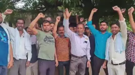 शाहबाद: 33 केवीए विद्युत उपकेंद्र इस्लाम गंज पर मानदेय न मिलने से नाराज संविदा बिजली कर्मचारियों ने शुरू की हड़ताल