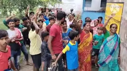 আরামবাগ: দীর্ঘবছর খারাপ রাস্তা মেরামতের দাবিতে মাধবপুর পঞ্চায়েতের গেটে তালা মেরে বিক্ষোভ উত্তরক্ষেত্রিপাড়া গ্রামবাসীর #jansamasya