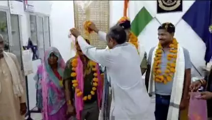 पन्ना: 22 साल बाद गुमशुदा बेटा मिला, झांसी के गांव से छुड़ाया गया, पिता ने SP व अन्य अधिकारियों का जताया आभार