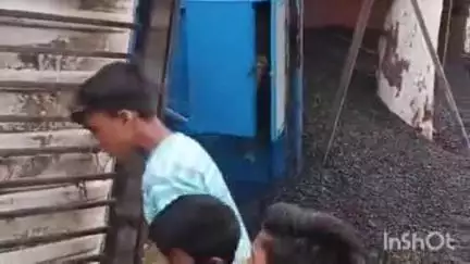 सोनो: काली पहाड़ी मोड़ के समीप बाइक बचाने के चक्कर में पलटा ट्रक, चालक व उपचालक सुरक्षित