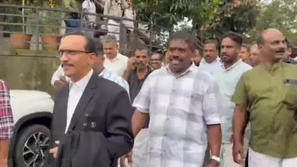 വെെത്തിരി: ചൂരൽമലയിൽ പ്രതിഷേധത്തിനിടെ വില്ലേജ് ഓഫീസറെ കൈയേറ്റം ചെയ്തെന്ന പരാതിയിൽ ആറു പേർ അറസ്റ്റിൽ