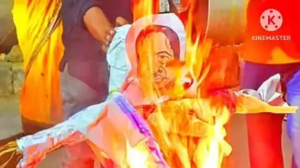 ঠাকুরপুকুর-মহেশতলা: কসবার ল কলেজের ছাত্রীকে গণধর্ষণের ঘটনার প্রতিবাদ জানিয়ে মহেশতলা 2 নম্বর সিপিএমের পক্ষ থেকে বিক্ষোভ মিছিল করা হয়।