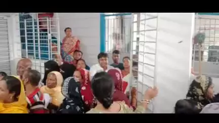 হাসনাবাদ: হাসনাবাদ পঞ্চায়েত সমিতি থেকে মুরগির বাচ্চা তুলে দেওয়া হল সাধারণ মানুষদের হাতে