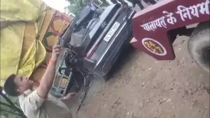 मांट: यमुना एक्सप्रेसवे पर खड़े कैंटर में तेज रफ्तार कार घुसी, एक की मौत और दूसरा घायल