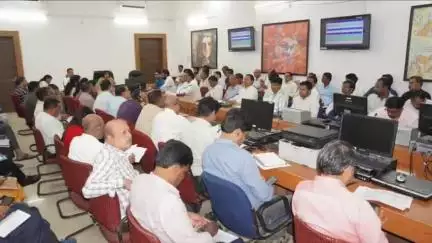 कुरई: कलेक्ट्रेट सभा कक्ष में समय-सीमा बैठक संपन्न हुई