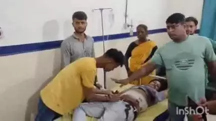 गढ़वा: गढ़वा शहर के इंदिरा गांधी रोड पर चली गोली, युवक घायल, पुरानी रंजिश बताई जा रही है
