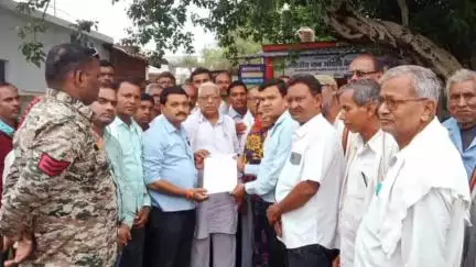 गुण्डरदेही: सोसाइटियों में रासायनिक खाद डीएपी और यूरिया की किल्लत पर कांग्रेसियों ने सेवा सहकारी समिति कलंगपुर में किया धरना