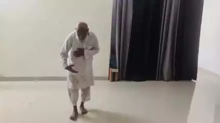 मुज़फ्फरनगर: महिला के साथ छेड़छाड़ करने वाले मुस्लिम बुजुर्ग को पुलिस ने सिखाया सबक, घटना सीसीटीवी कैमरे में कैद हुई
